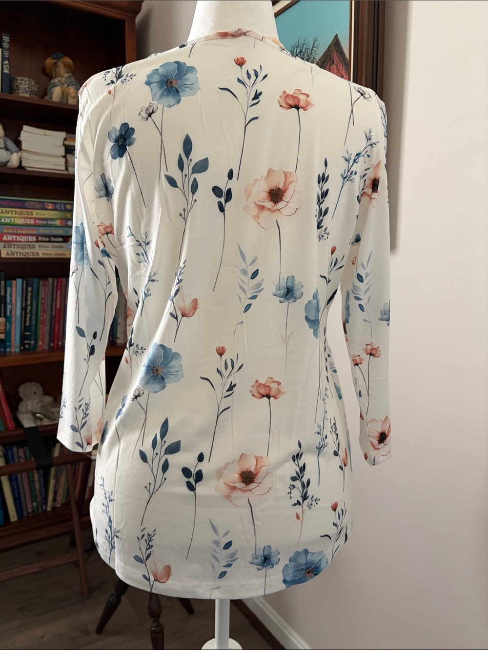 Floral Scoop Neck Women’s Top in White and Blue Size L - Picture 3 of 7